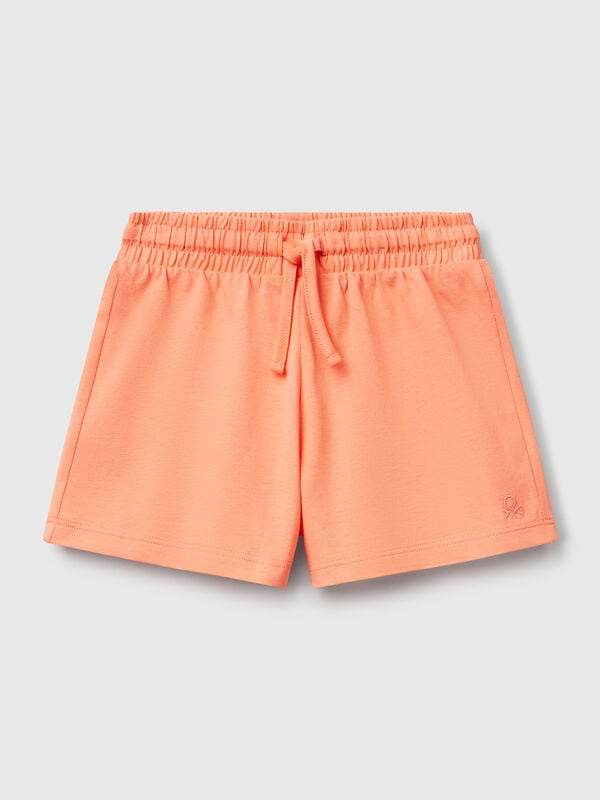 Pantalón corto de puro algodón de tacto cálido. Cintura con elástico interno y cordón, logo bordado en el bajo izquierdo. Corte regular, ideal para el día a día. Niña
