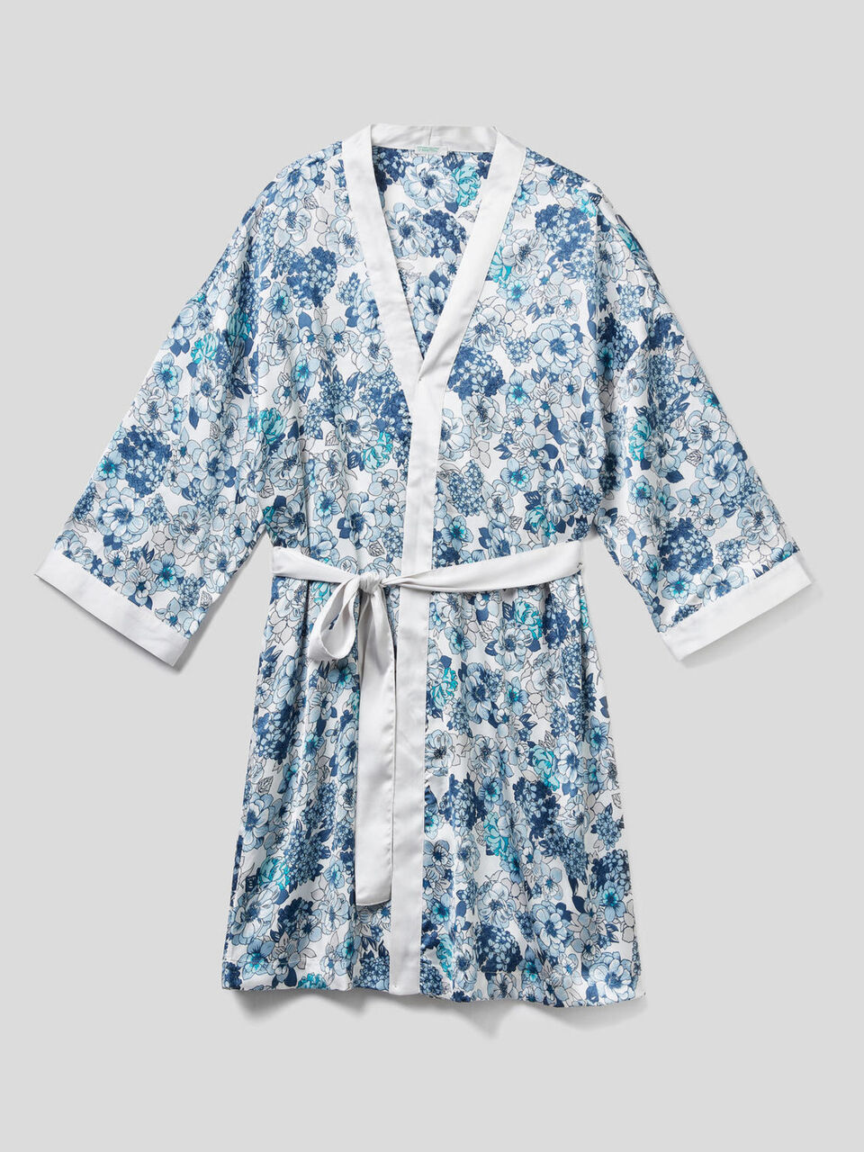 Bata kimono de raso estampado image number 1
