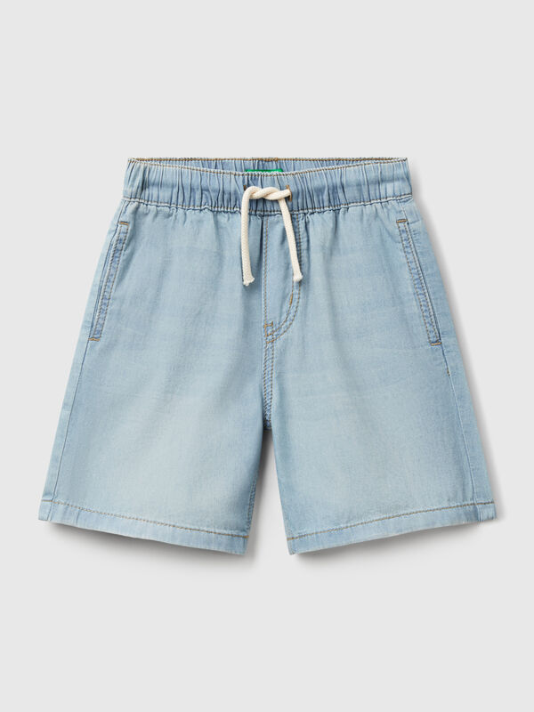 Short de cambray de puro algodón con efecto denim. Cintura elástica con cordón. Bolsillos redondeados en la parte delantera y bolsillos de parche en la parte trasera, uno de ellos con logo bordado. Ligeras, cómodas y versátiles como los jeans. Niño