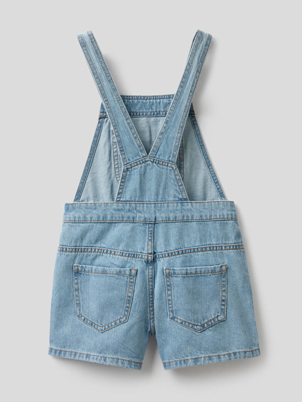 Peto corto confeccionado en denim de 100% algodón image number 2