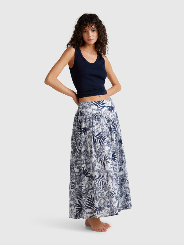 Falda larga con estampado tropical. Mujer