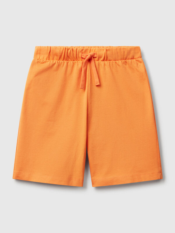 Pantalón corto en puro algodón con corte regular. Cintura con elástico interno y cordón, bolsillo de parche en la espalda con maxi logo estampado. Práctico y cómodo, perfecto para moverse al aire libre. Niño