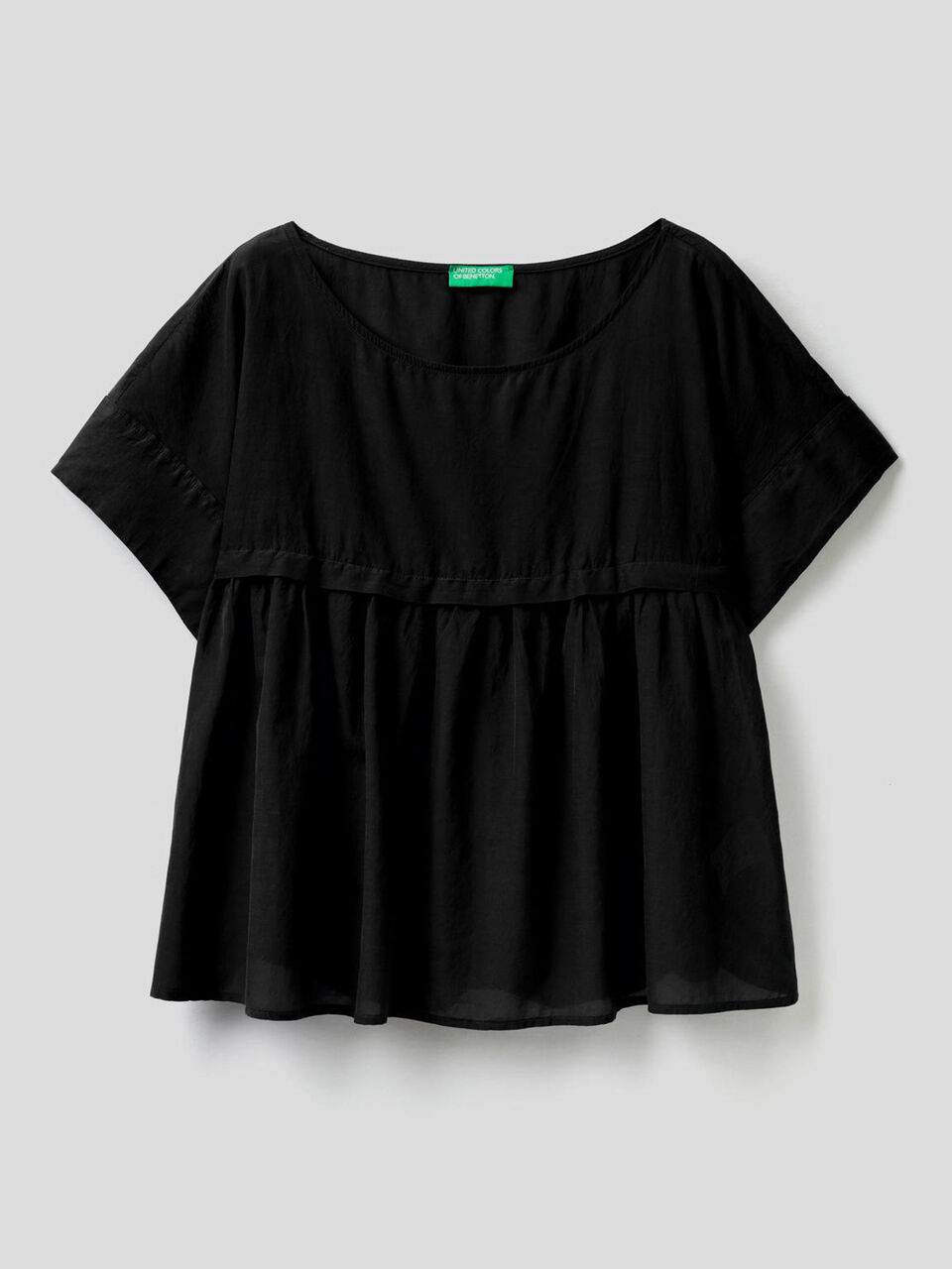 Blusa ligera con maxivolante image number 1