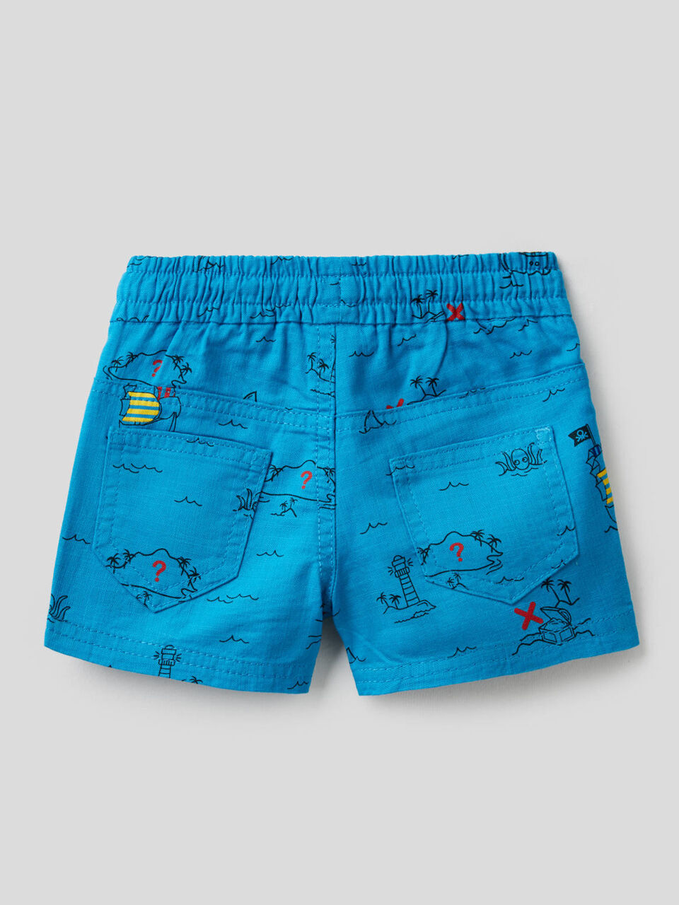 Pantalón corto con estampado de isla del tesoro image number 2