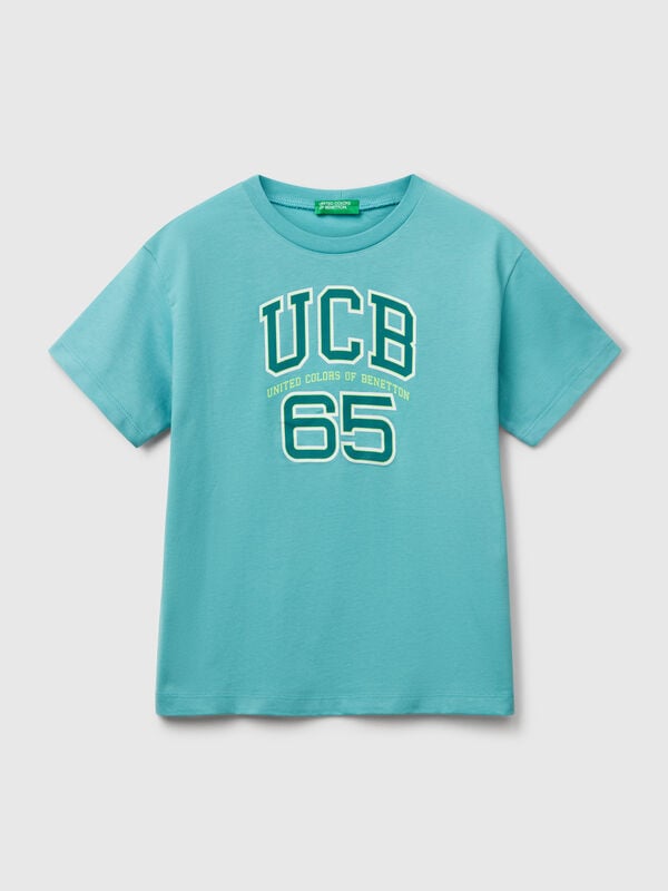 Camiseta de manga corta y cuello redondo en puro algodón orgánico. Una prenda básica y cómoda, enriquecida con un logo estampado en la parte delantera. Artículo confeccionado con tejido que contenga al menos un 95% de algodón orgánico. Niño