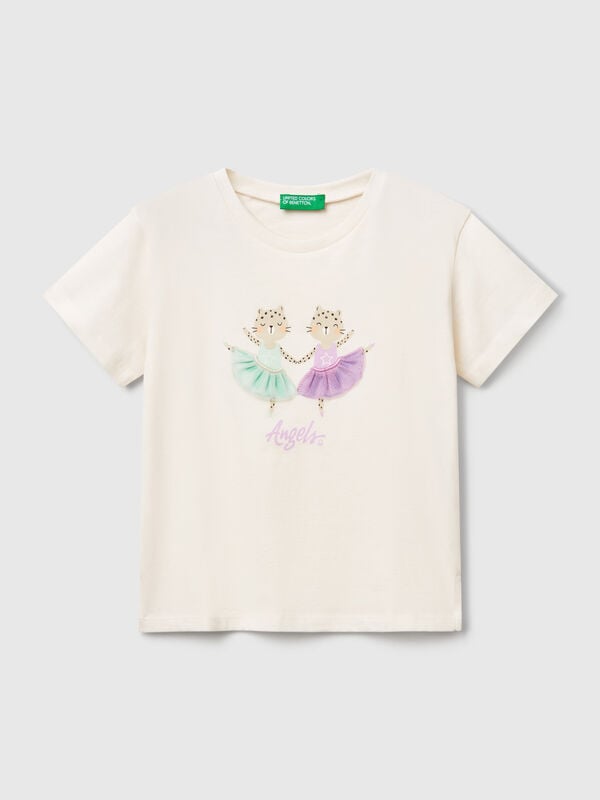 Camiseta con estampado y aplicación. Niña