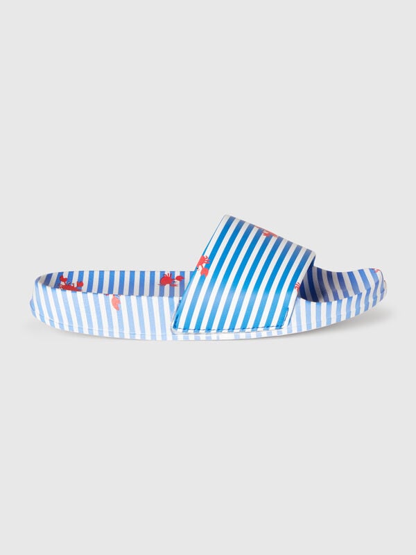 Pantuflas de rayas azules con cangrejos. Niño