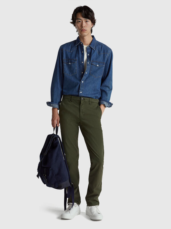 Pantalones chinos de corte ajustado de color verde oscuro Hombre