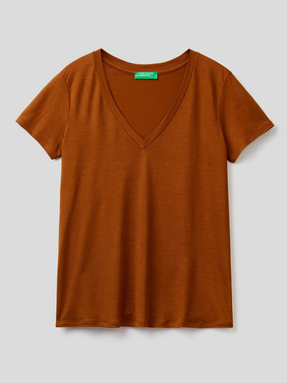 Camiseta con escote de pico image number 1
