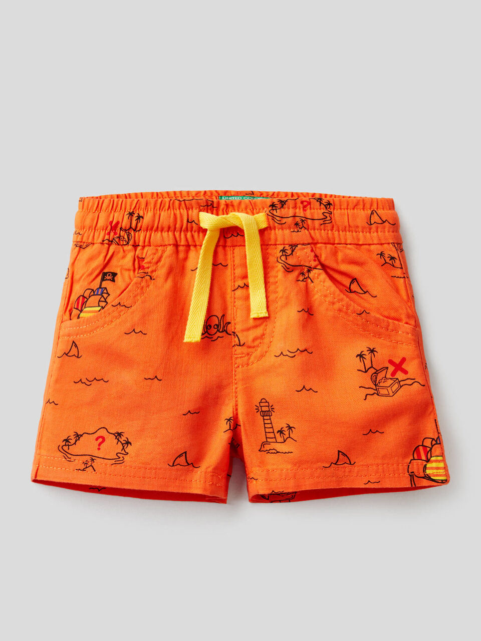 Pantalón corto con estampado de isla del tesoro image number 1
