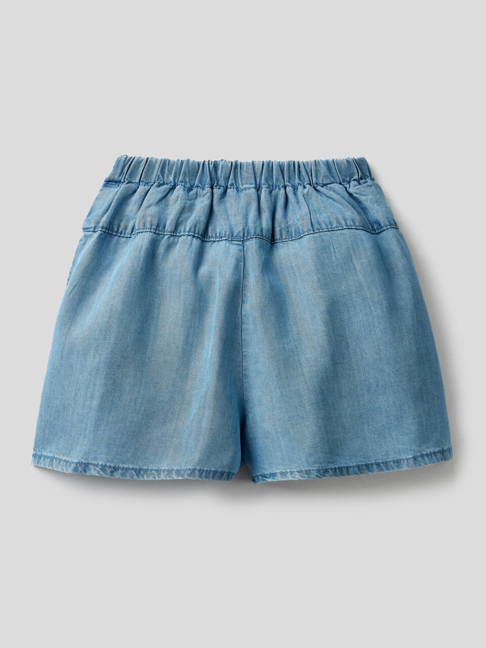 Bermudas amplias en denim ligero image number 2