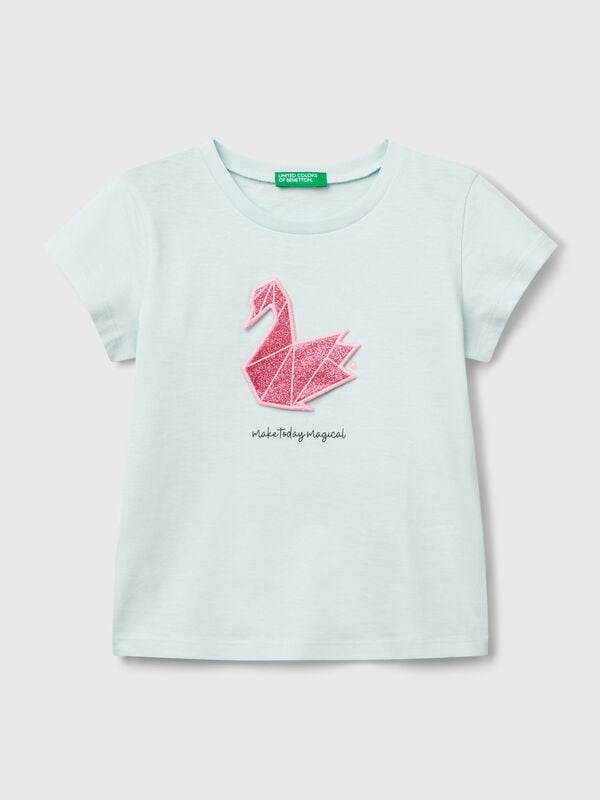 Camiseta con estampado y aplicación. Niña