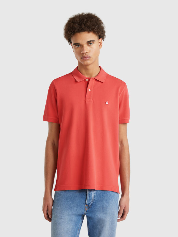 Polo regular fit en color ladrillo Hombre