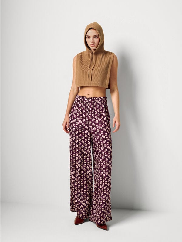 Pantalón fluido con estampado de bandana Pantalón fluido con estampado de bandana Mujer