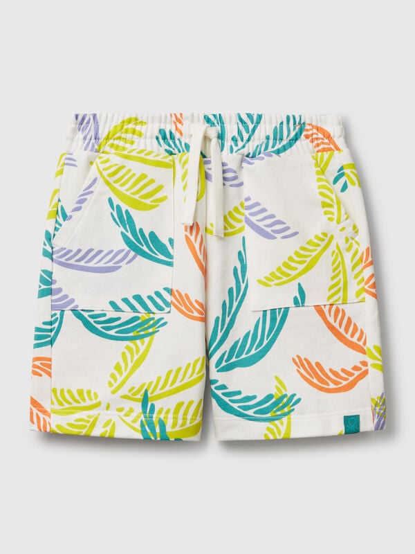 Pantalón corto blanco con estampado tropical. Niño