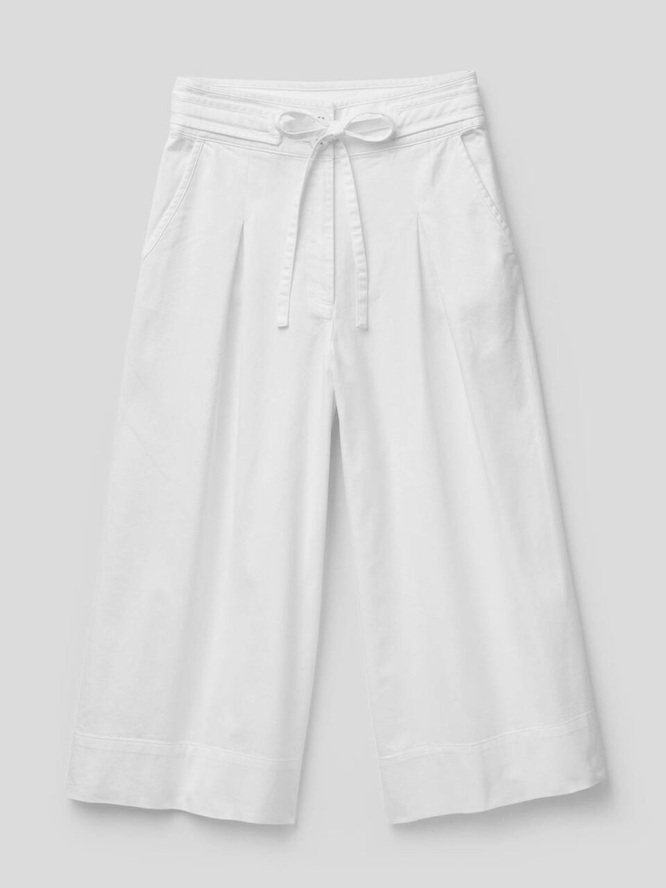 Pantalón cropped con pernera amplia image number 1