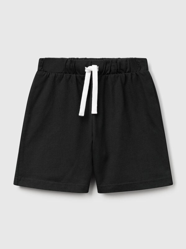 Pantalón corto en puro algodón con corte regular. Cintura con elástico interno y cordón, logo estampado en la espalda. Práctico y cómodo, perfecto para moverse al aire libre. Niño