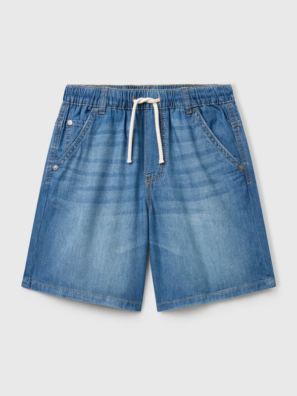 Shorts de cinco bolsillos en cambray de puro algodón con aspecto desgastado. Diseño de cinco bolsillos, cintura con elástico interno y cordón. Corte recto, una prenda imprescindible en los meses más cálidos. Niño