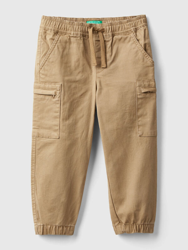 Pantalón cargo con cordón de ajuste