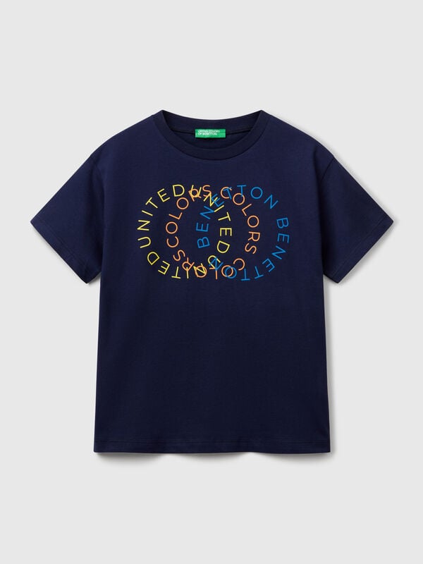 Camiseta de manga corta y cuello redondo en puro algodón orgánico. Una prenda básica y cómoda, enriquecida con un logo estampado en la parte delantera. Artículo confeccionado con tejido que contenga al menos un 95% de algodón orgánico. Niño