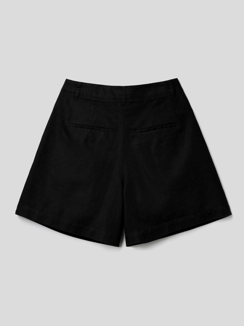 Pantalón corto con pernera amplia confeccionado en mezcla de lino image number 2