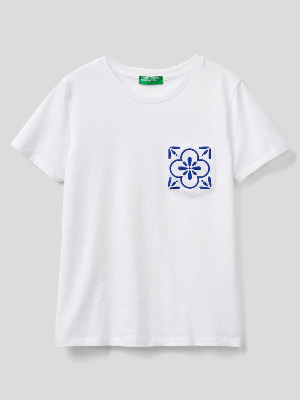 Camiseta con bolsillo bordado image number 1