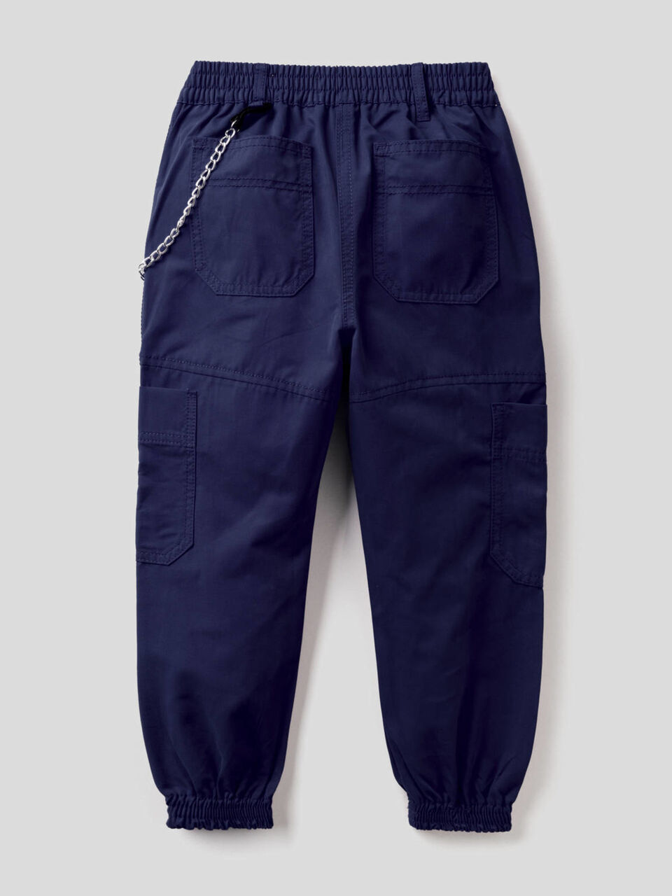Pantalón cargo con cadena image number 2