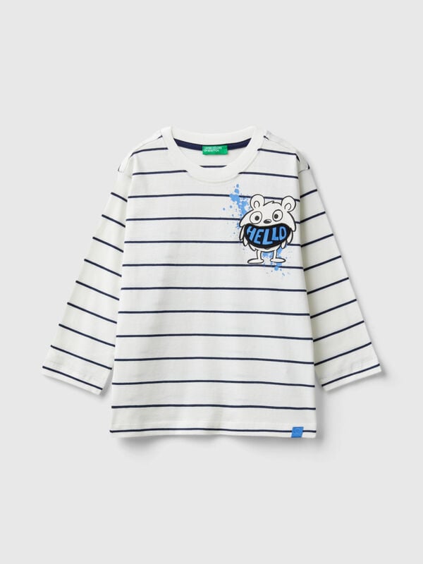 Camiseta de rayas con aplicación Niño