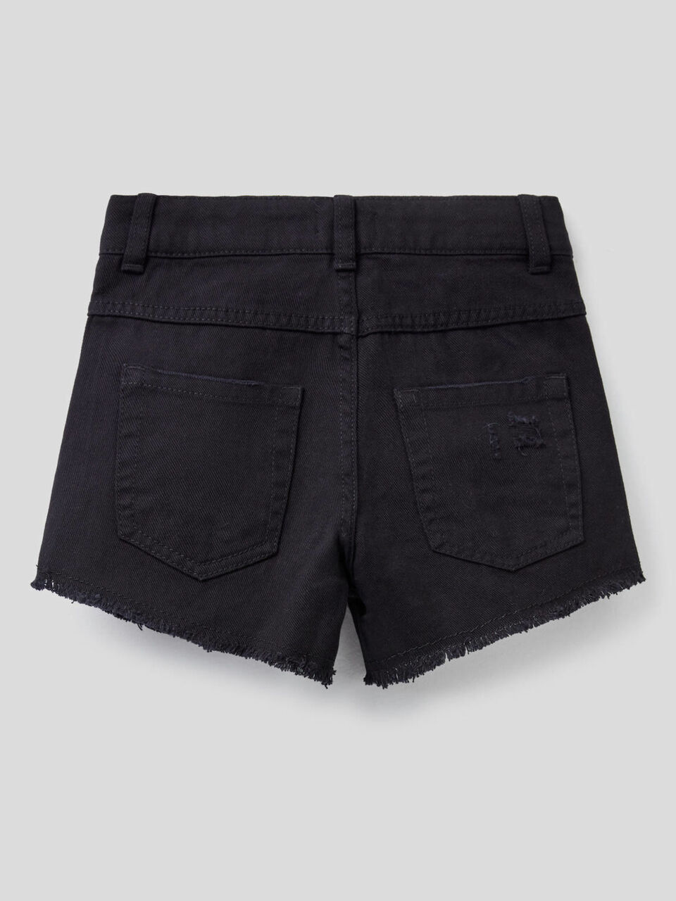 Pantalón corto con aspecto desgastado image number 2