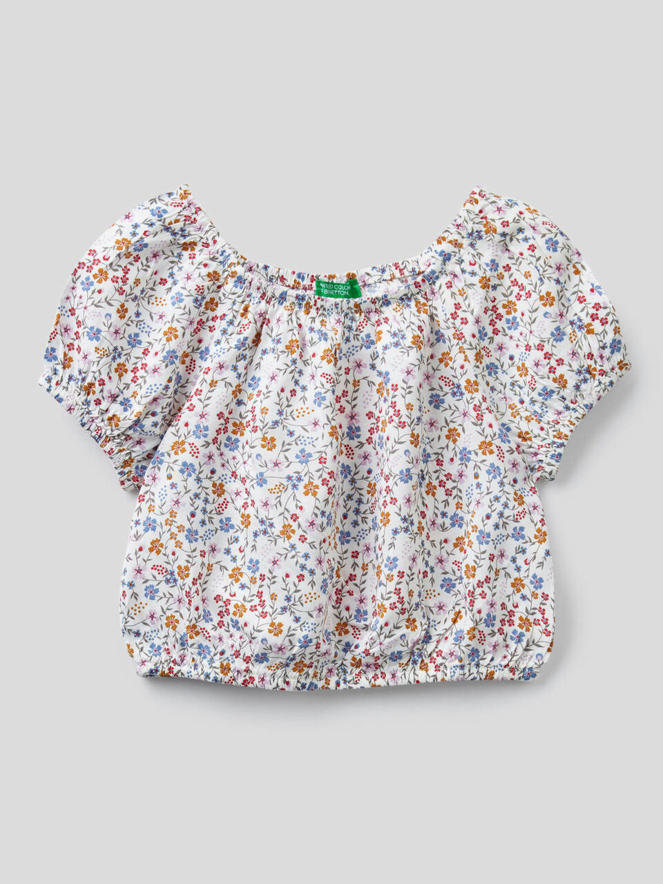 Top cropped con estampado floral image number 1