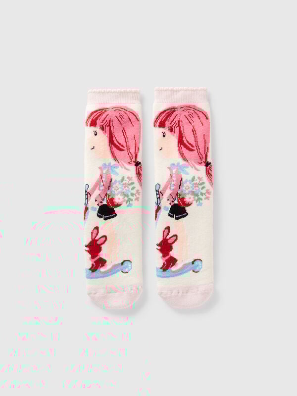 Calcetines blancos antideslizantes con incrustación de muñecos. Niño