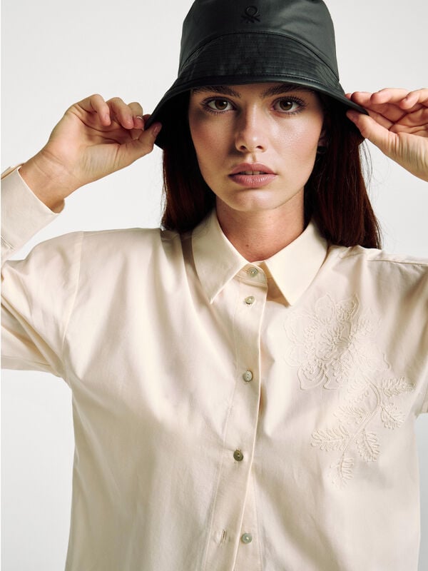 Camisa con bordado floral Mujer