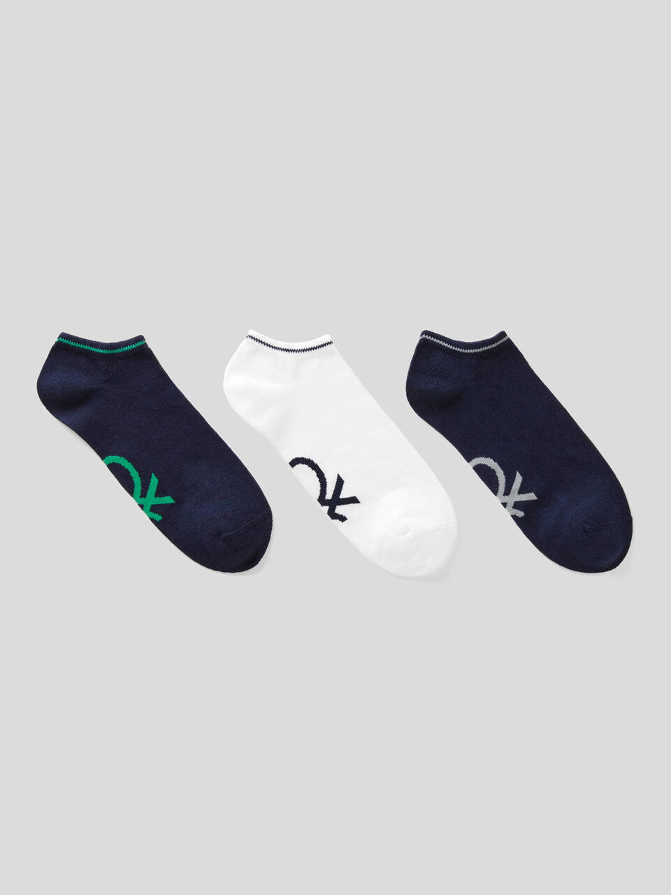 Tres pares de calcetines cortos image number 1