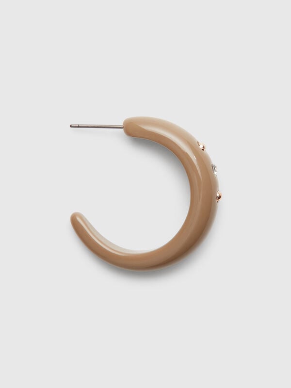 Pendientes de aro beige con pedrería y tachuelas Mujer