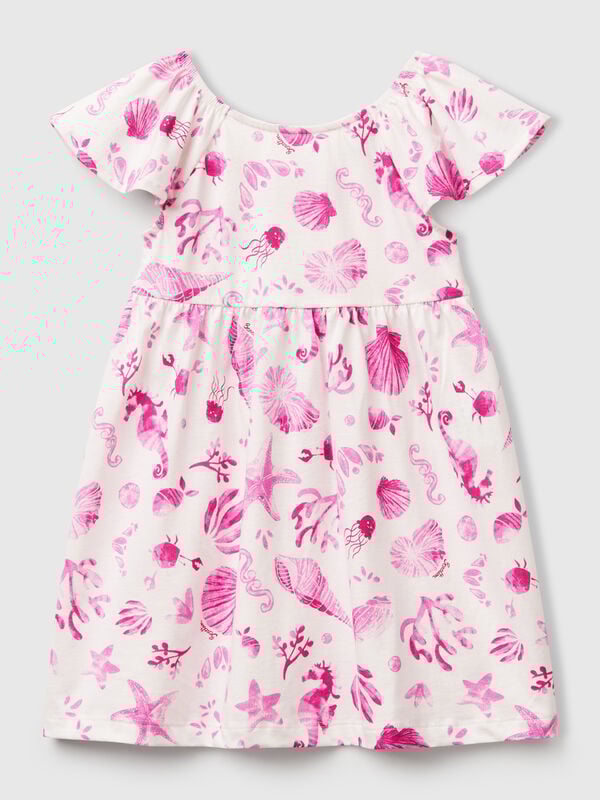 Vestido blanco con conchas rosas. Niña