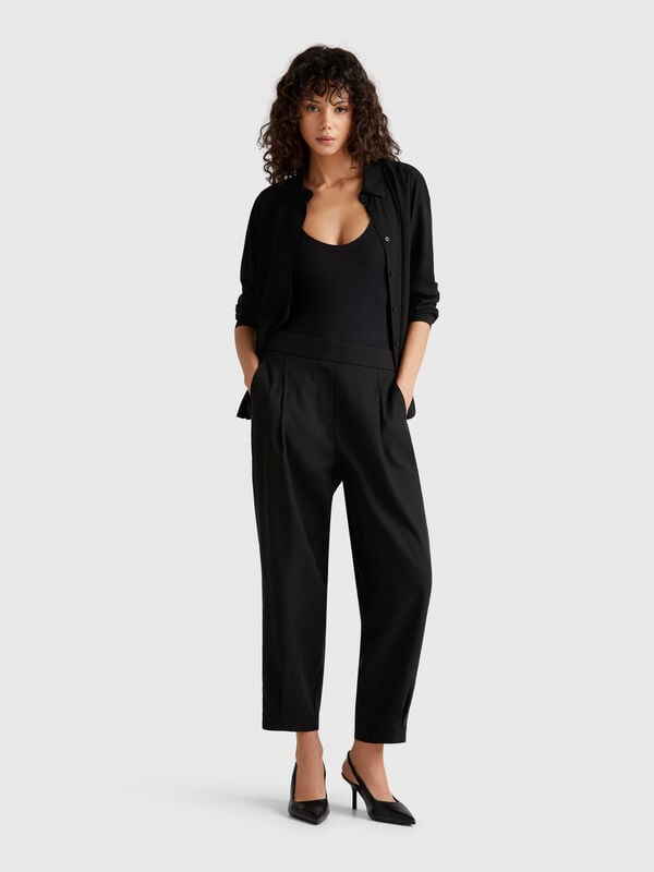 Pantalón fluido con pinzas Mujer