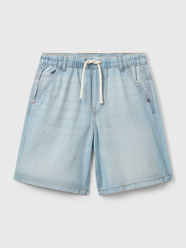 Shorts de cinco bolsillos en cambray de puro algodón con aspecto desgastado. Diseño de cinco bolsillos, cintura con elástico interno y cordón. Corte recto, una prenda imprescindible en los meses más cálidos. Niño