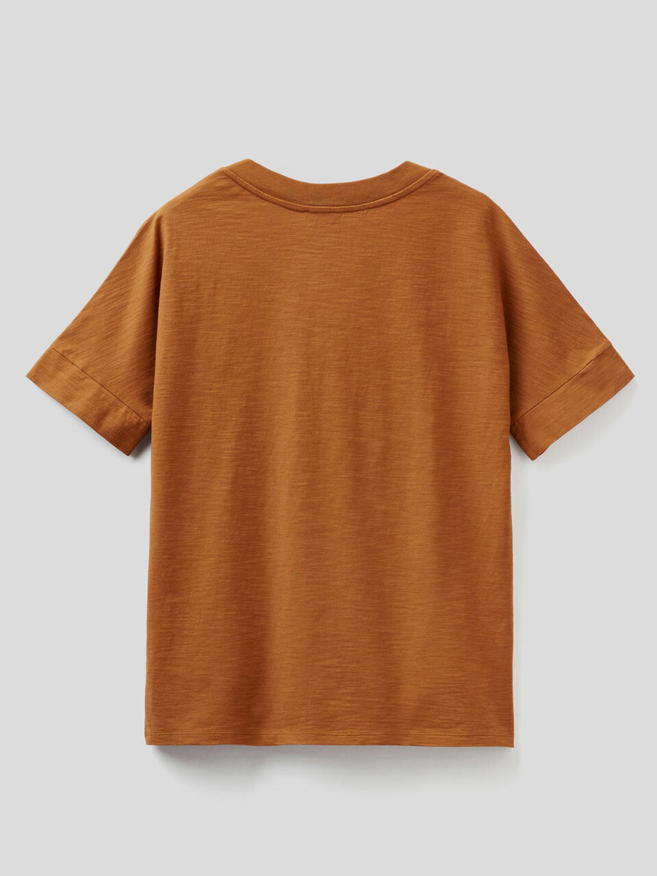 Camiseta de 100 % algodón con escote de pico image number 2