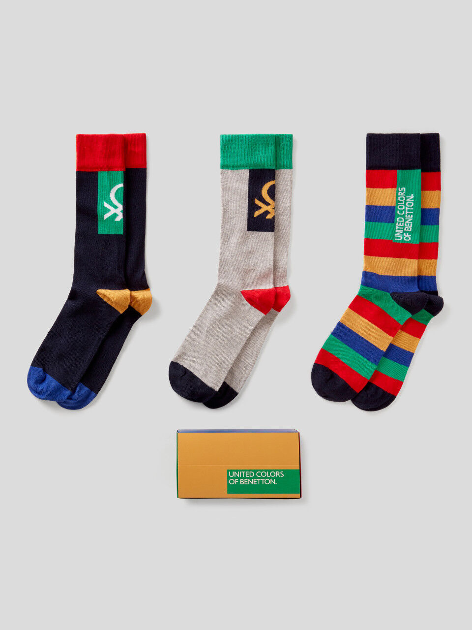 Estuche regalo con tres pares de calcetines con logotipo