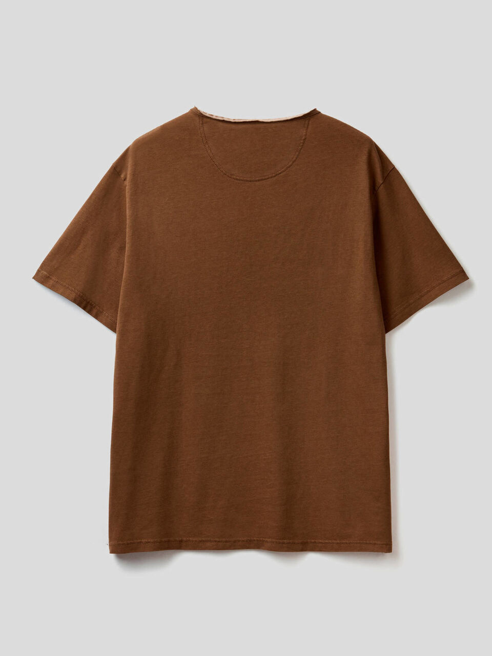 Camiseta de cuello tunecino con detalles en contraste image number 2