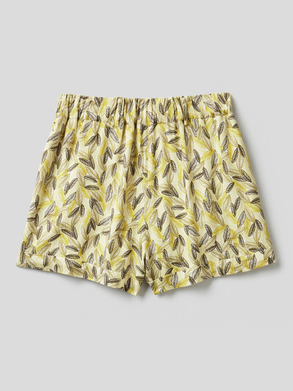 Pantalón corto fluido con estampado botánico image number 2