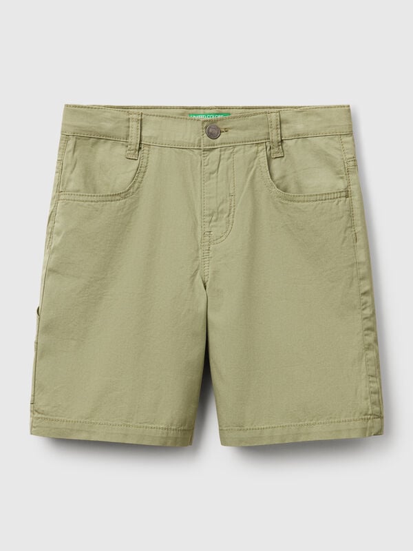 Pantalón corto en tejido ligero de puro algodón. Cintura elástica interna ajustable, abertura con cremallera y botón. Bolsillos delanteros, bolsillos aplicados en la espalda y uno más pequeño aplicado en el lateral. Cómodas y fáciles de combinar. Niño