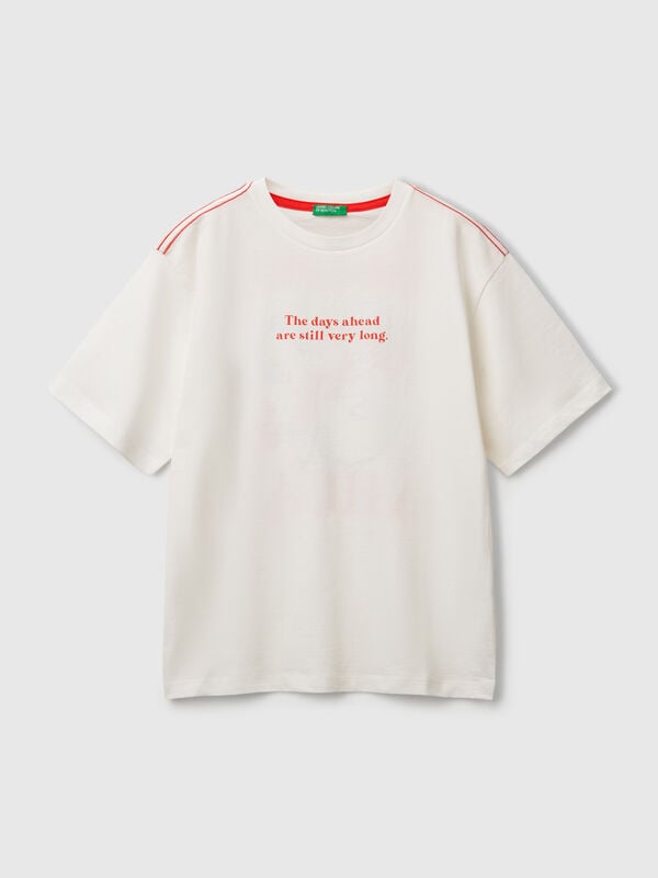 Camiseta con estampado de eslogan y bordado Niño