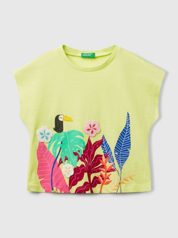 Camiseta con estampado y aplicaciones de crochet. Niña
