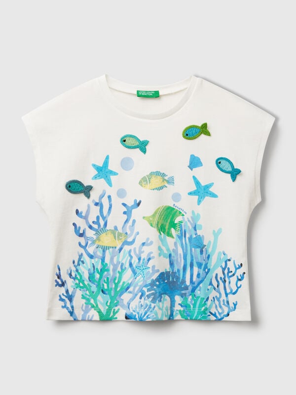 Camiseta con estampado y aplicaciones de crochet. Niña