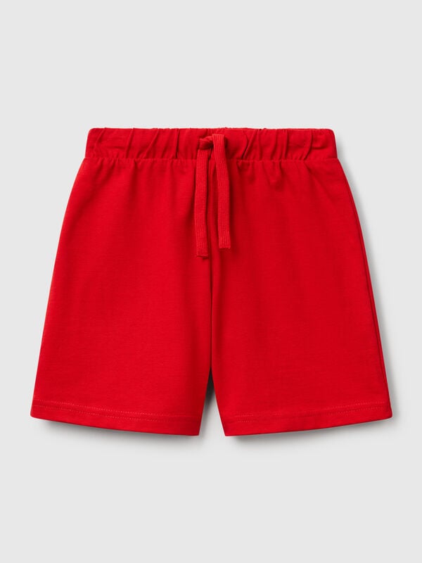 Pantalón corto en puro algodón con corte regular. Cintura con elástico interno y cordón, logo estampado en la espalda. Práctico y cómodo, perfecto para moverse al aire libre. Niño