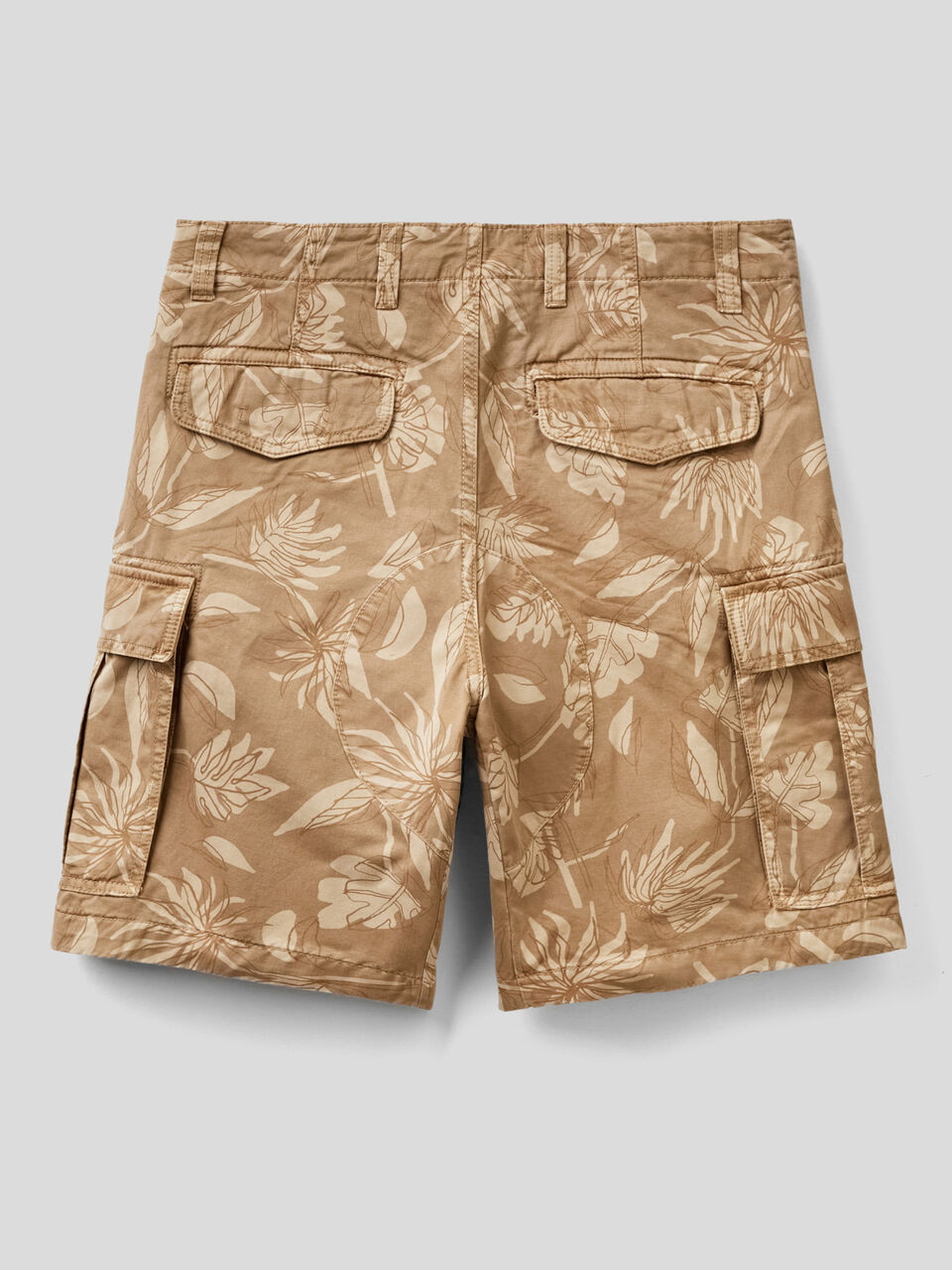 Bermudas cargo con estampado tropical image number 2