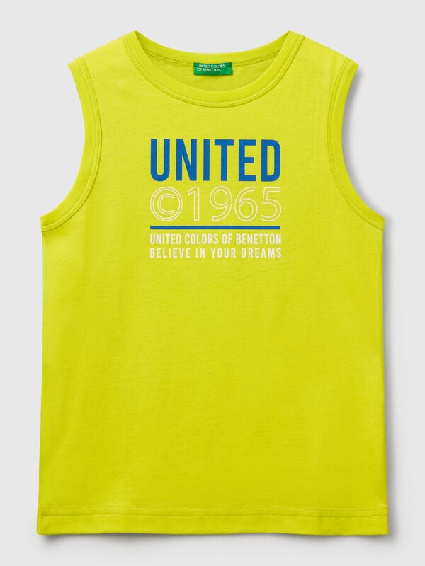 Camiseta sin mangas con cuello redondo en puro algodón orgánico. Estampado frontal con gráficos de logotipos. Ligeras y cómodas, perfectas para los días más calurosos. Artículo confeccionado con tejido que contenga al menos un 95% de algodón orgánico. Niño