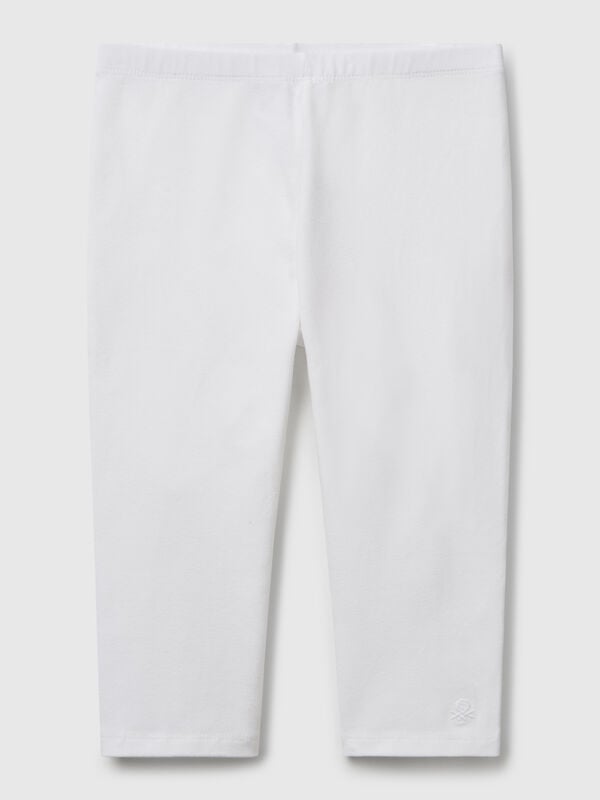 Leggings en algodón elástico con largo por encima de la rodilla. Logo bordado tono sobre tono en el bajo de la pierna. Cómodo y confortable, perfecto para jugar al aire libre durante el verano. Niña