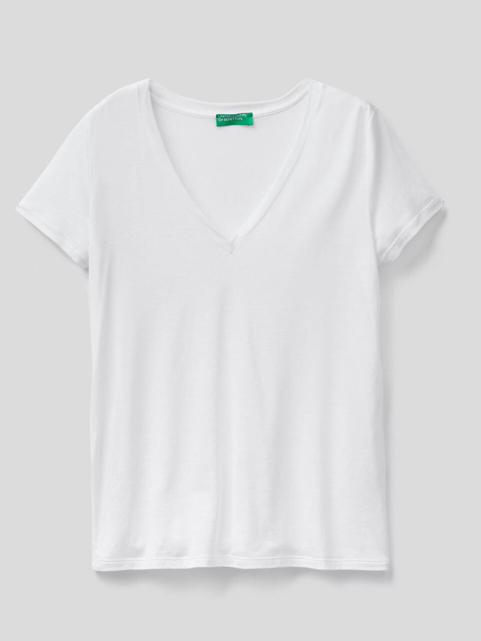 Camiseta con escote de pico image number 1